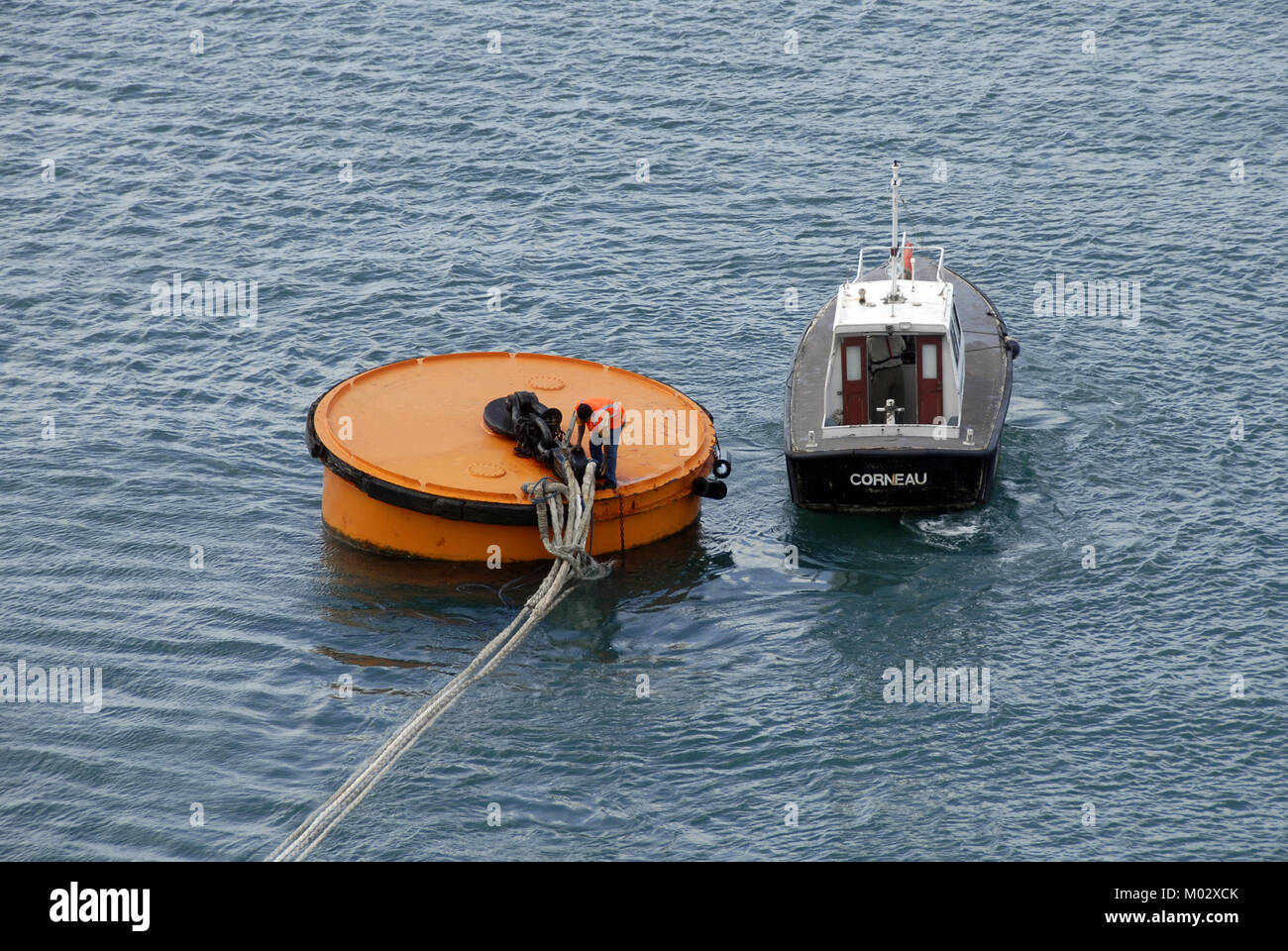 Mann Ablegen festmachen Seile Kreuzfahrtschiff zu lösen Stockfoto