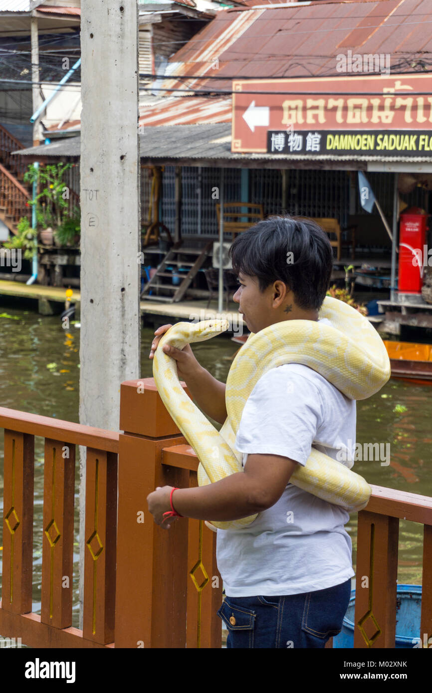 Asien, Thailand, Bangkok, Damnoen Saduak Markt, Junge mit Schlange Stockfoto