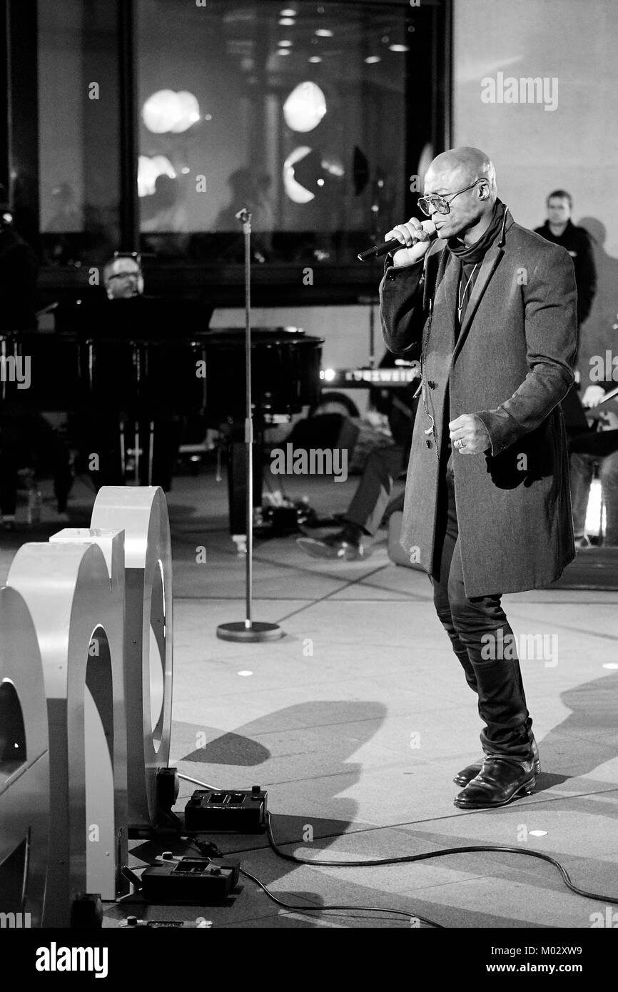 Sänger Seal während einem Soundcheck außerhalb der BBC Studios in London, UK - singen Sie in das Mikrofon für Schwarzweiß-Bild Stockfoto