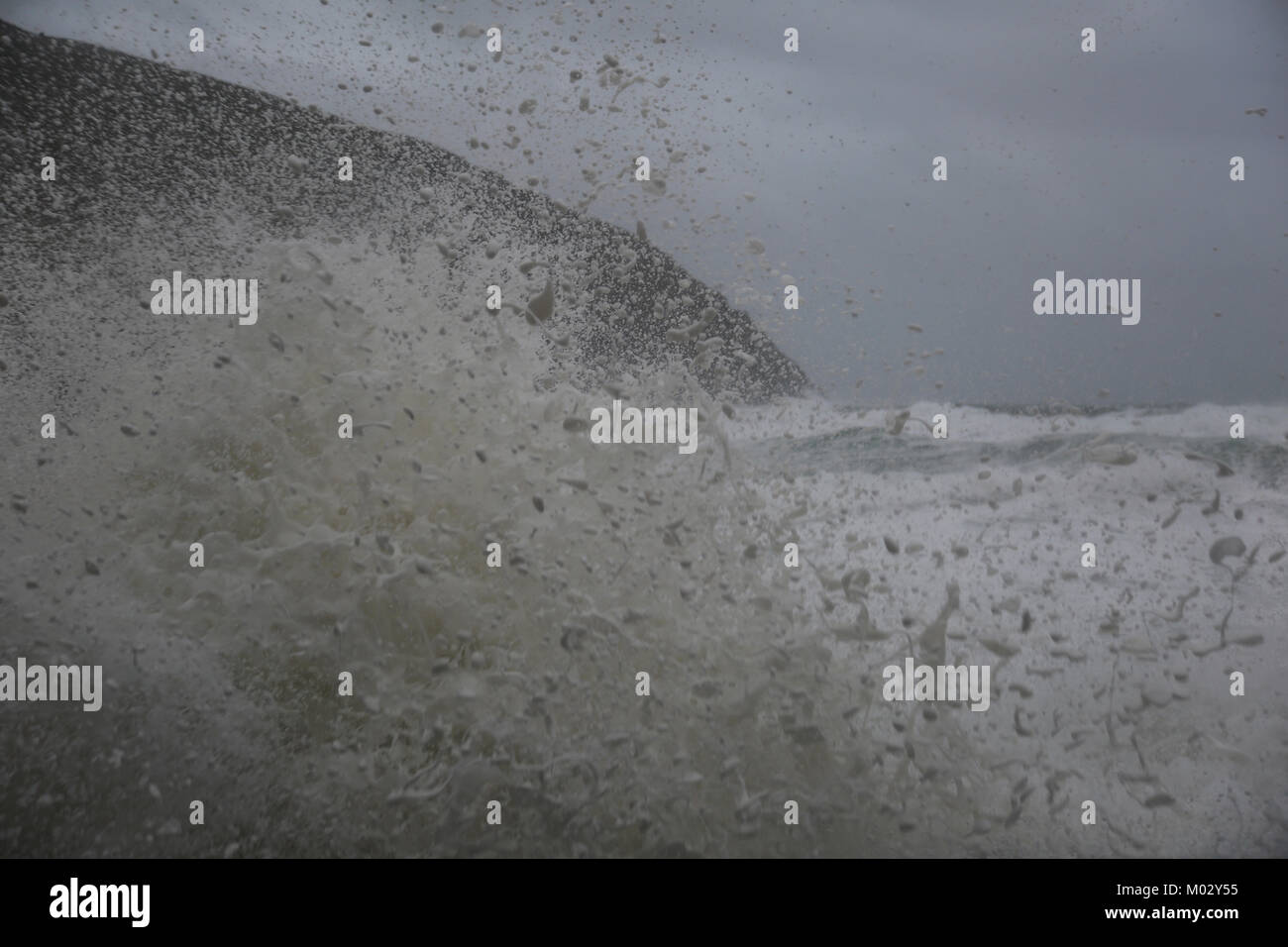 Wellen gegen die Felsen und Ufer in Irland, wilden Atlantik Weg Stockfoto