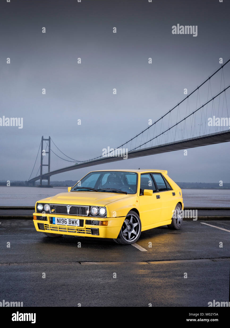 1995 Lancia Delta Integrale unter die Humber Bridge Stockfoto