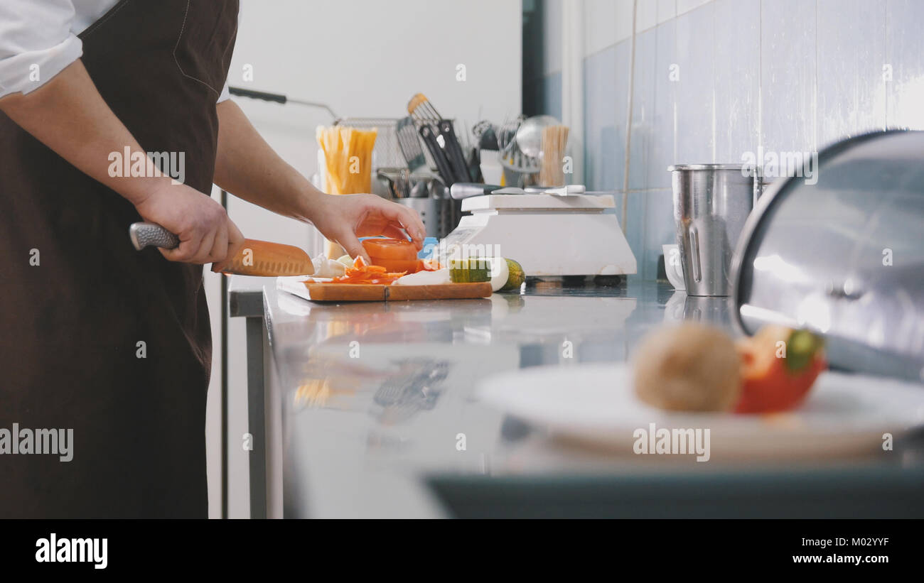 Chef in der Küche des Restaurant schneidet Gemüse für Salat - kochen  Konzept Stockfotografie - Alamy