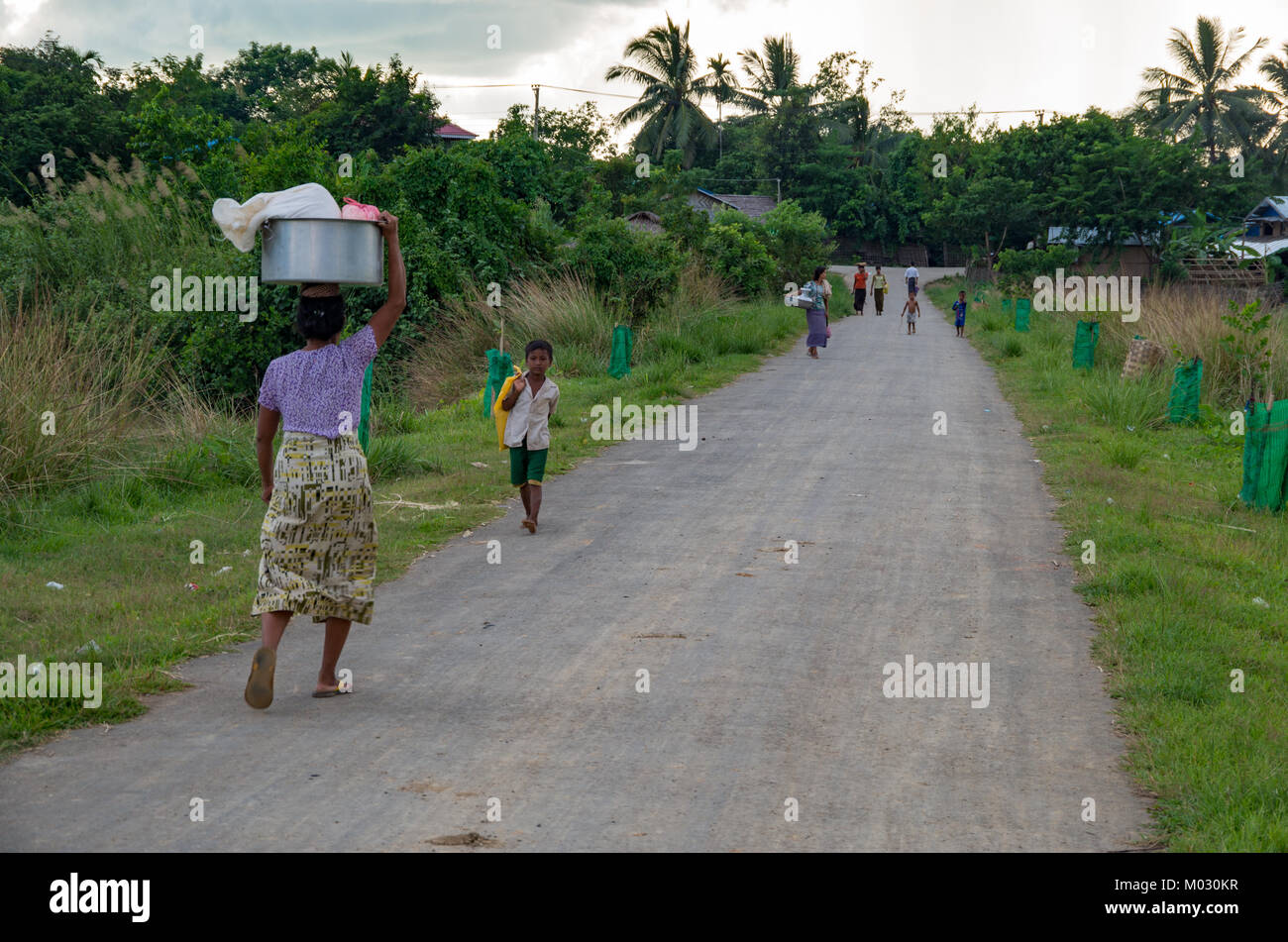 Mrauk-U, Rakhine State/Myanmar - 18. Oktober 2016: die lokale Bevölkerung auf ein Dorf Straße am späten Nachmittag Stockfoto