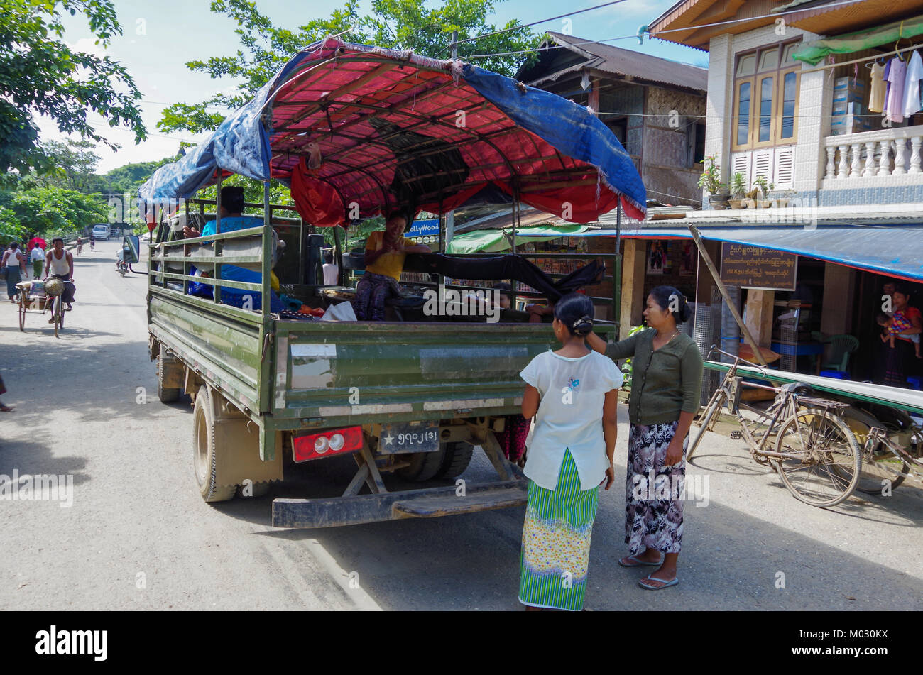 Mrauk-U, Rakhine State/Myanmar - 18. Oktober 2016: Frauen an einem Pickup Truck in der Mitte der Hauptstraße warten Stockfoto