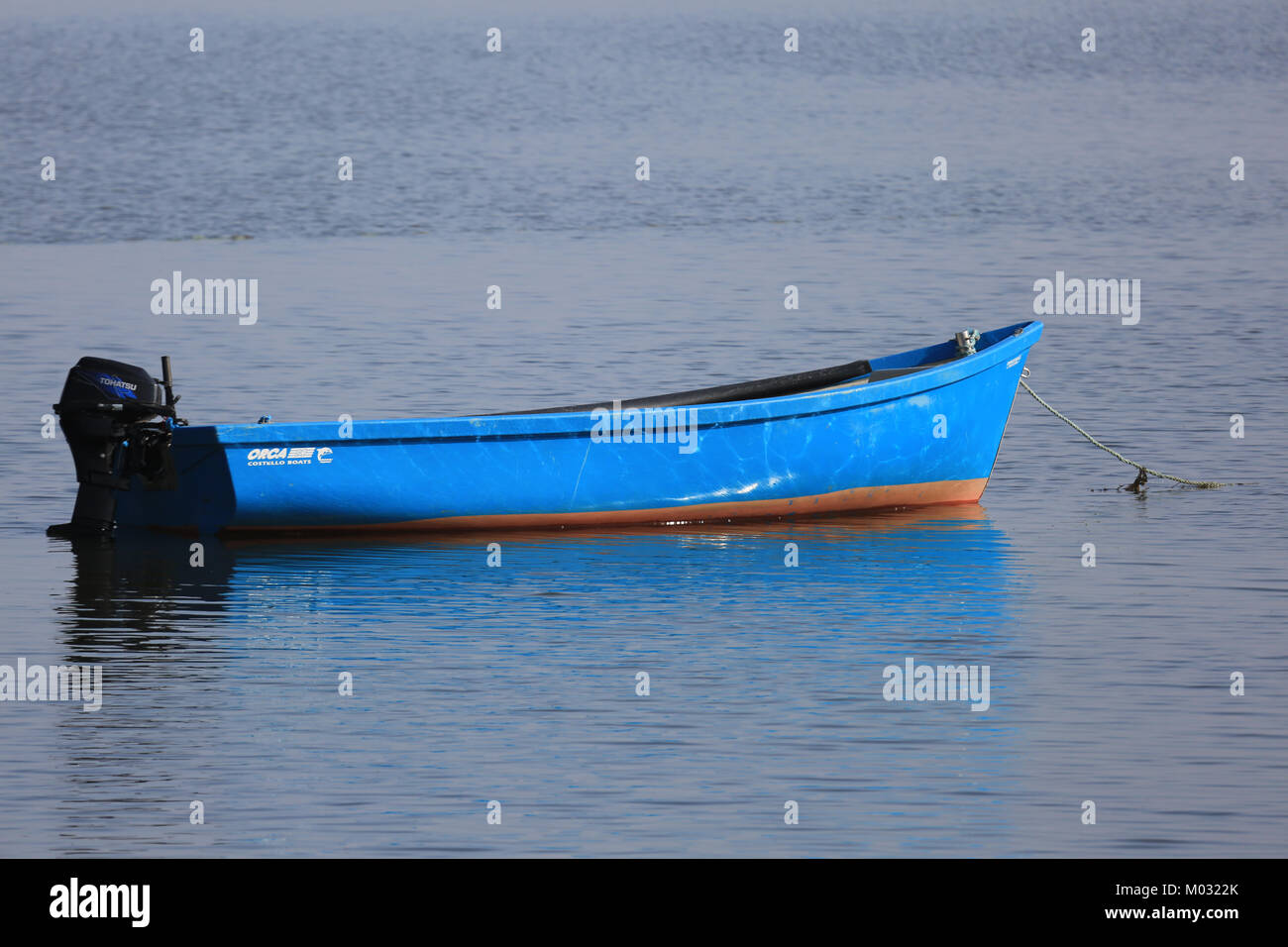 Kleine Küstenfischerei Küsten Boot in einem Meer Mündung, cromane verankert, wilden Atlantik, County Kerry, Irland, Stockfoto