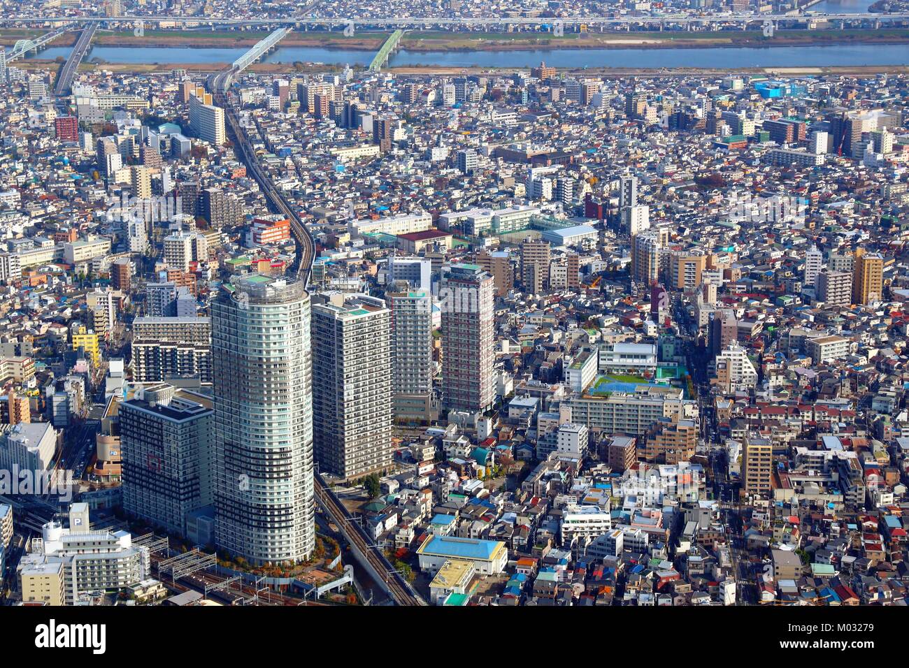 Tokio Stadtbild - Luftbild Blick auf die Stadt mit Sumida ward. Mukojima und Kyojima Nachbarschaften. Stockfoto