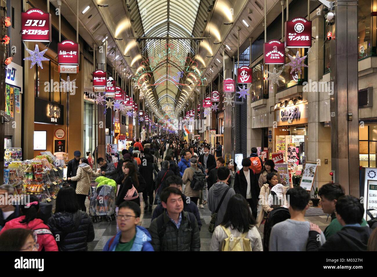 KYOTO, Japan - 27. NOVEMBER 2016: Menschen kaufen bei Teramachi covered street Arcade in Kyoto, Japan. Kyoto ist eine große Stadt mit einer Bevölkerung von 1,5 Millionen Stockfoto