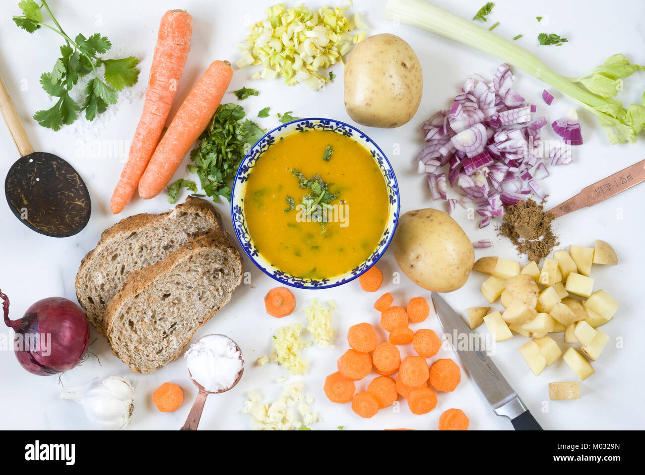 Zutaten für Karotte, Koriander und Ingwer Suppe. Stockfoto