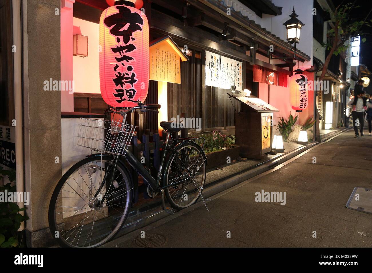 KYOTO, JAPAN - November 24, 2016: die Menschen besuchen Pontocho Straße in Kyoto, Japan. Pontocho ist einer der Geisha Hanamachi (Kultur) Bezirke in Kyo Stockfoto