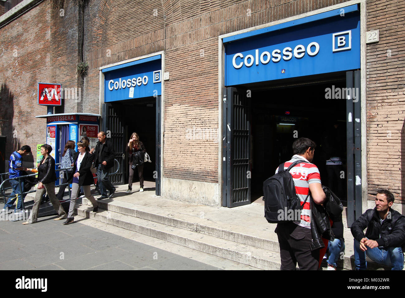 Rom - APRIL 8: Pendler Ausfahrt Rom U-Bahn am 8. April 2012 in Rom. Rom Metro hat einen jährlichen Zuwachs von 331 Mio. auf 2 Zeilen. 3. Zeile ist unter c Stockfoto