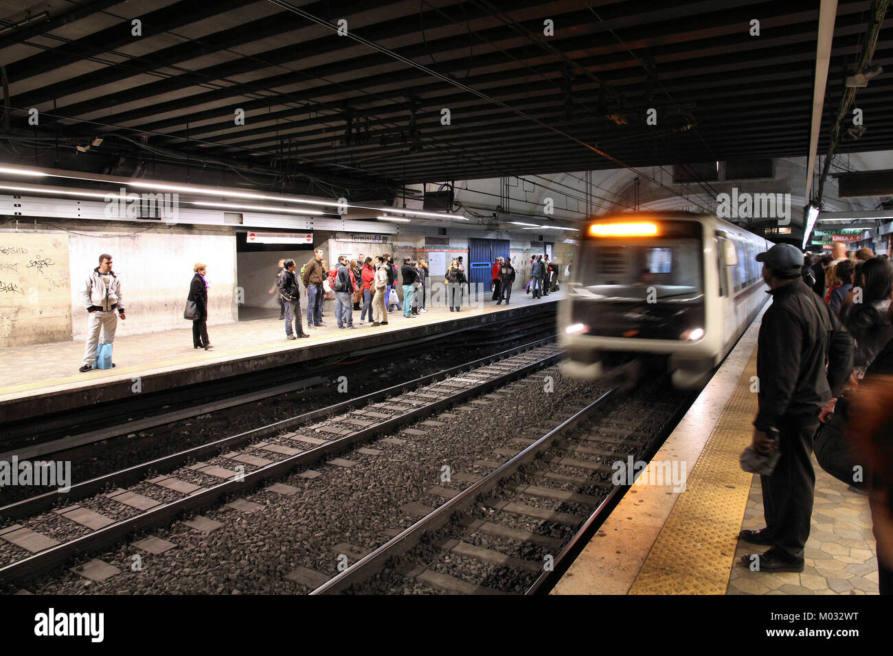 Rom - APRIL 8: Pendler warten auf die U-Bahn am 8. April 2012 in Rom. Rom Metro hat einen jährlichen Zuwachs von 331 Mio. auf 2 Zeilen. 3. Zeile ist u Stockfoto