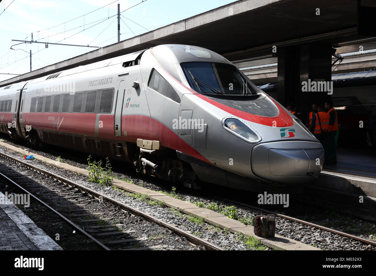 Rom - APRIL 9: Arbeitnehmer prüfen Trenitalia schnellen Bahn am 9. April 2012 im Bahnhof Termini, Rom. Trenitalia ist Teil der Gruppe FS (Ferrovie dello Stato) Stockfoto