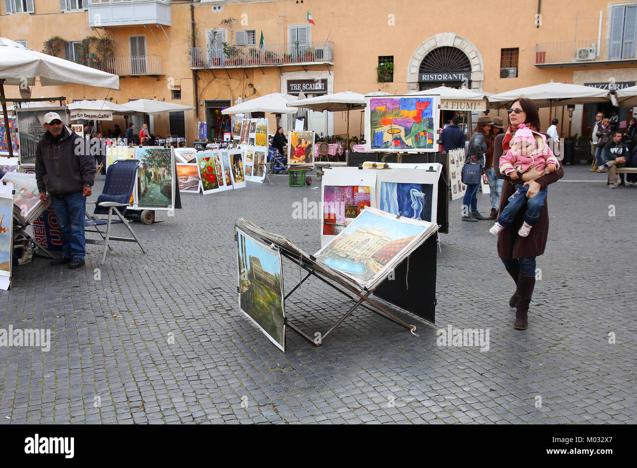 Rom, Italien, 9. APRIL 2012: Touristen besuchen der Piazza Navona in Rom. Nach offiziellen Angaben Rom von 12,6 Millionen Menschen in 2013 besucht wurde. Stockfoto