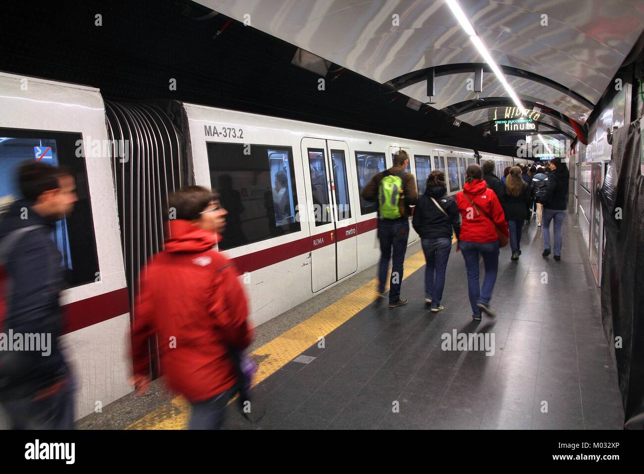 Rom - APRIL 8: Pendler in U-Bahn-Station am 8. April 2012 in Rom. Rom Metro hat einen jährlichen Zuwachs von 331 Mio. auf 2 Zeilen. 3. Zeile ist u Stockfoto