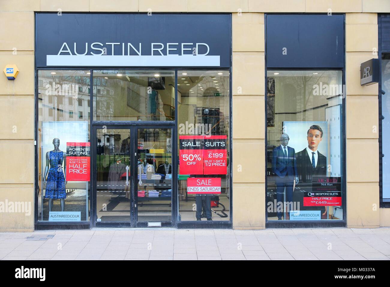 BIRMINGHAM, Großbritannien - 19 April: Austin Reed Boutique am 19. April 2013 in Birmingham, UK. Die gehobene Modehaus wurde 1900 gegründet und hat 70 reta Stockfoto