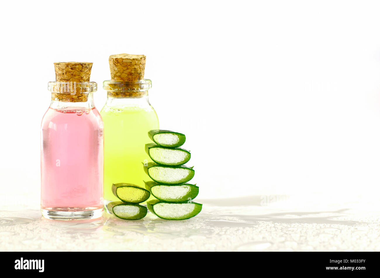 Aloe Vera Gel und Wellness Produkte auf weißem Hintergrund. Stockfoto