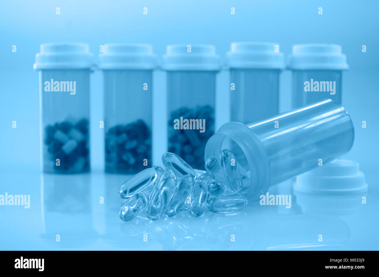 Orale Medikation Hintergrund mit warmem Licht im blauen Ton. Stockfoto