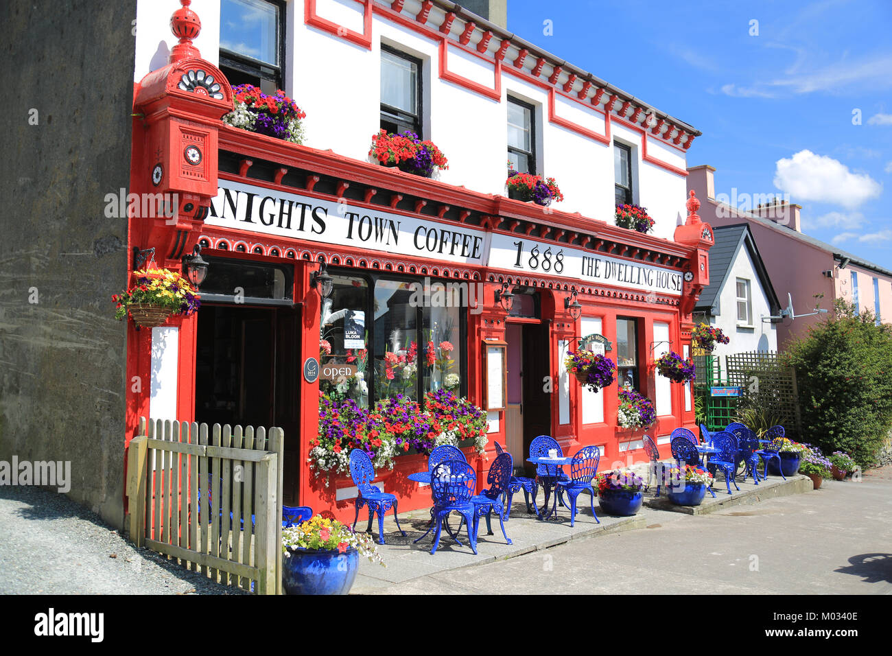 Hell gestrichenen eingerichtet Shop, Restaurant auf Valencia Island, wilden Atlantik, County Kerry, Irland Stockfoto