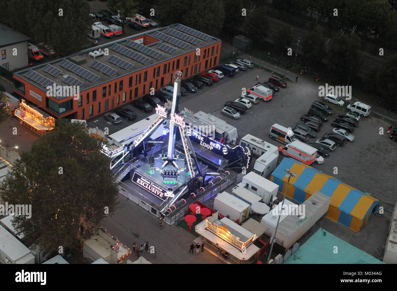 Cannstatter Wasen ist eine berühmte jährliche Veranstaltung in Stuttgart, Deutschland, die eine große Messe mit Fahrgeschäften, Essen und traditionellen deutschen Festlichkeiten bietet. Es ist eines der größten und beliebtesten Volksfeste des Landes. Stockfoto