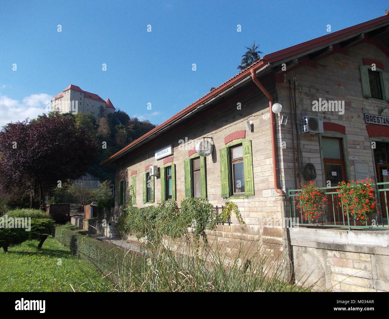 Der Bahnhof Brestanica in Slowenien ist ein wichtiger Verkehrsknotenpunkt. Der Bahnhof ist Teil des slowenischen Eisenbahnnetzes und bietet Verbindungen für den lokalen und internationalen Verkehr. Sie hat aufgrund ihrer Rolle in der regionalen Verkehrsentwicklung historische Bedeutung. Stockfoto