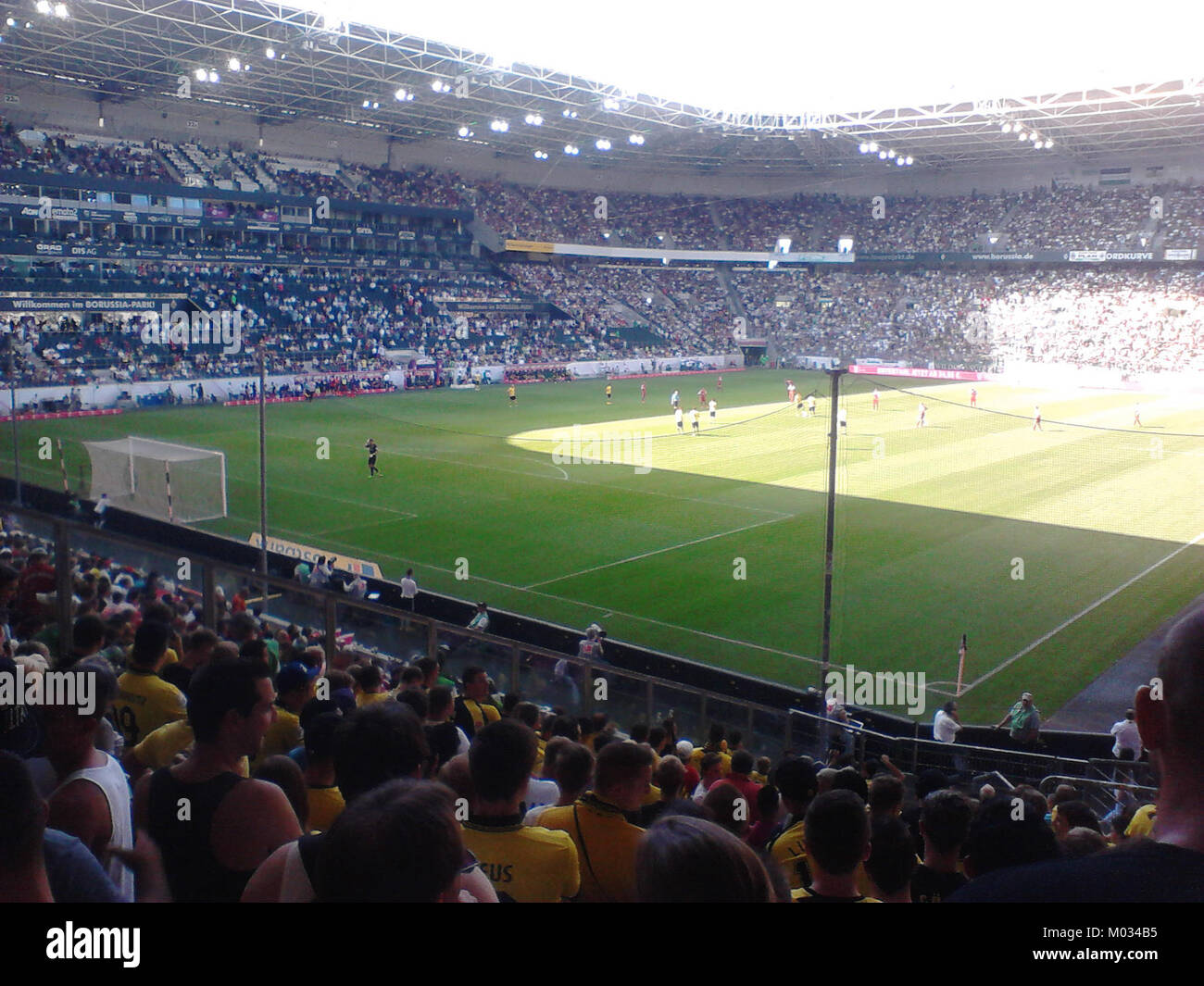 Der BVB-HSV bezeichnet ein Fußballspiel zwischen Borussia Dortmund (BVB) und dem Hamburger SV (HSV), zwei prominenten deutschen Fußballvereinen. Dieses Spiel ist Teil der Bundesliga, der Fußball-Spitzenliga von GermanyÂ, mit intensivem Wettbewerb und Fanrivalität. Stockfoto