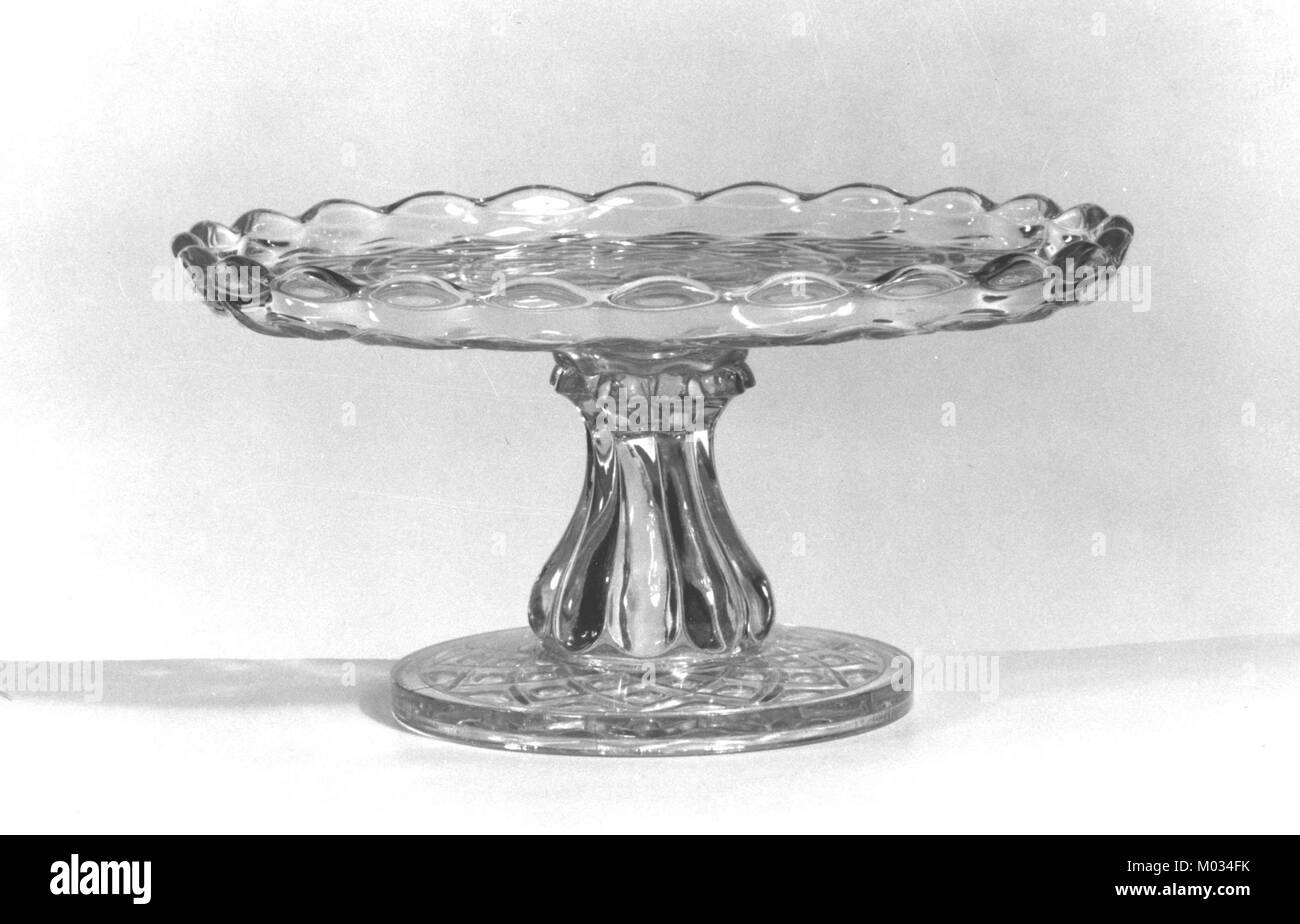 Eine dekorative Kuchenplatte, die im Metropolitan Museum of Art ausgestellt wird und deren kompliziertes Design und historische Bedeutung für die gehobene Gastronomie unterstreicht. Stockfoto