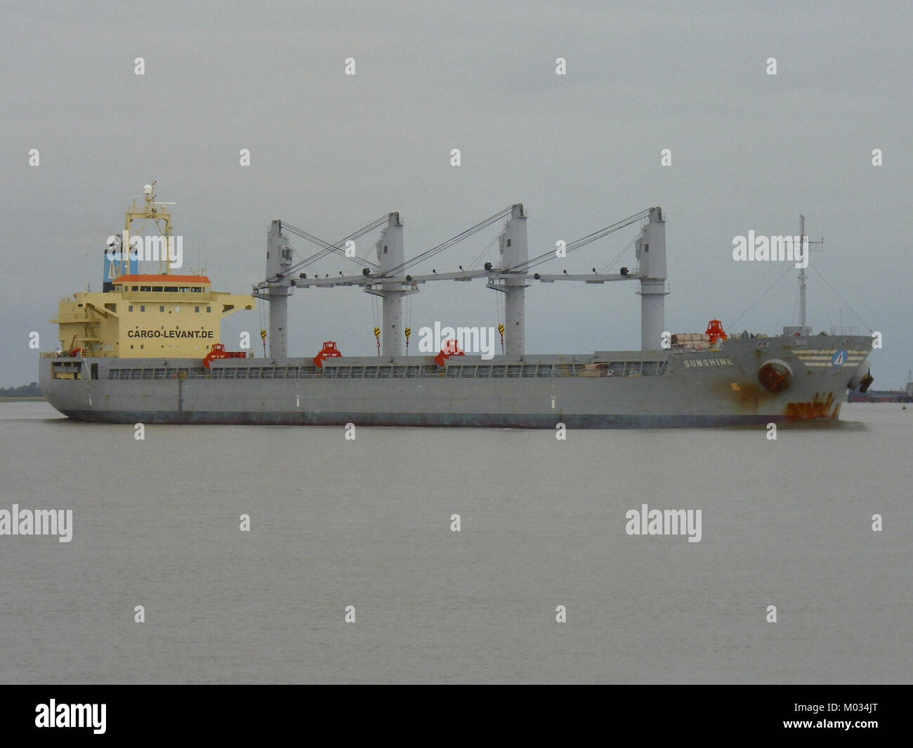 Der Bulk Carrier Sunshine ist ein großes Seeschiff, das für den Transport von Schüttgütern wie Kohle, Getreide oder Erzen eingesetzt wird. Bekannt für seine robuste Bauweise, ist es Teil einer weltweiten Schifffahrtsflotte, die einen effizienten Transport über die Meere und Ozeane der worldâ gewährleistet. Stockfoto