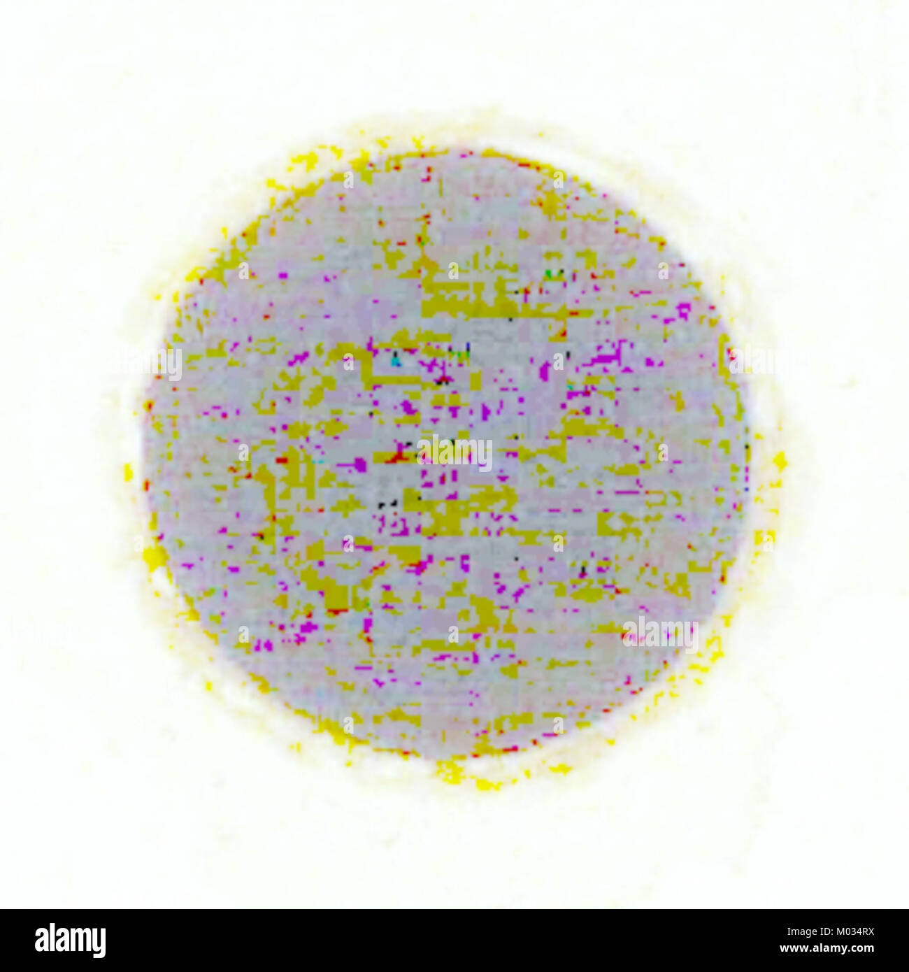 Ein Foto, das die Struktur einer Brücke mit hohen ISO-Einstellungen aufnimmt, wobei der Schwerpunkt auf dem architektonischen Design und der fotografischen Technik liegt, die bei der Aufnahme des Bildes verwendet werden. Stockfoto