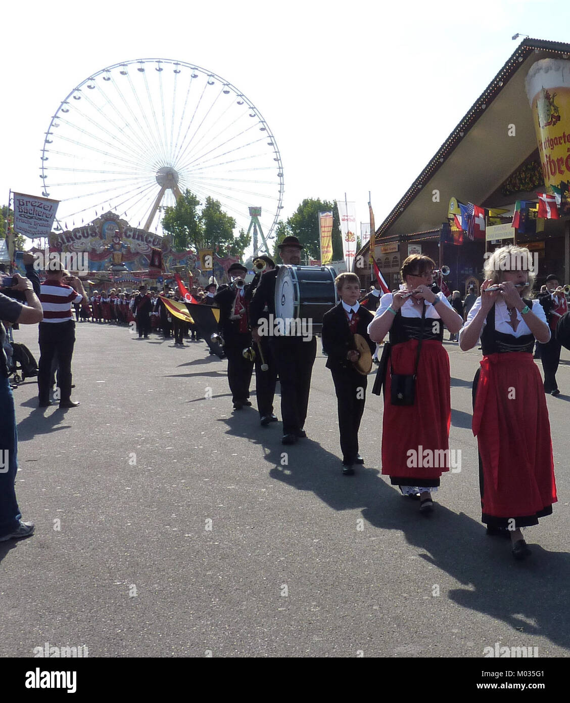 Das Cannstatter Volksfest 2011 ist eines der größten und beliebtesten Volksfeste Deutschlands. Dieses Bild konzentriert sich auf die Musiker, die auftraten, und trägt zur lebhaften Atmosphäre des Festivals bei, das lokale Traditionen und Kultur zelebriert. Stockfoto