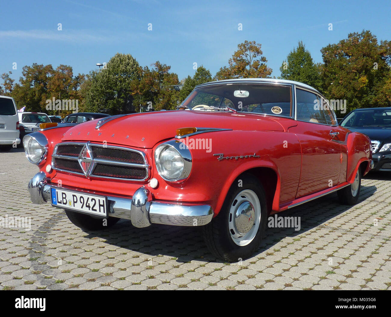 Das Cannstatter Volksfest 2011 ist eines der größten Volksfeste Deutschlands und zieht Besucher aus aller Welt an. Borgward, ein historisches deutsches Automobilunternehmen, war ebenfalls Teil der Veranstaltung und fügte dem Festival einen Oldtimer-Aspekt hinzu. Stockfoto