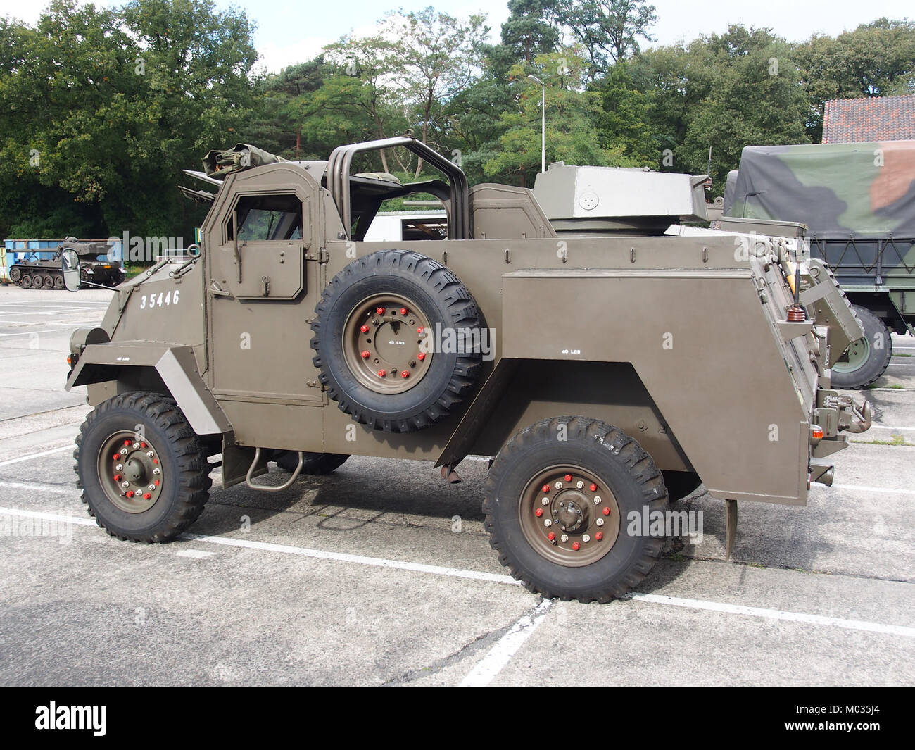 Der kanadische GMC C15 TA ist ein militärischer Transportwagen, der im Zweiten Weltkrieg weit verbreitet war. Der Lkw ist bekannt für seine Langlebigkeit und seine Fähigkeit, schwere Lasten zu transportieren. Dieses Fahrzeug mit der Seriennummer 35446 wurde bei verschiedenen militärischen Operationen eingesetzt und war ein wesentlicher Bestandteil der Kriegslogistik. Stockfoto
