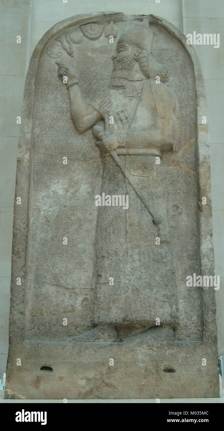 Ashurnasirpal II., ein assyrischer König, ist in der Sammlung des British Museum durch Artefakte dargestellt, darunter die berühmten Wandreliefs, die seine militärischen Feldzüge und das königliche Leben darstellen. Stockfoto