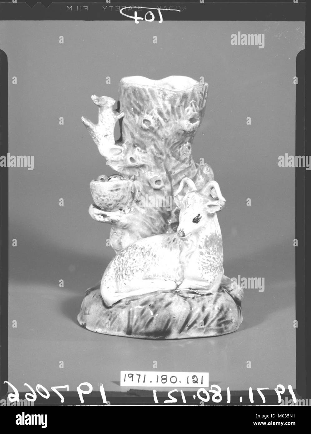 Diese Bough Vase, Teil der Sammlung des Metropolitan Museum of Art, ist ein schönes Beispiel für dekorative Kunst. Es verfügt über ein von der Natur beeinflusstes Design und enthält komplizierte Details, die Handwerkskunst zum Ausdruck bringen. Stockfoto