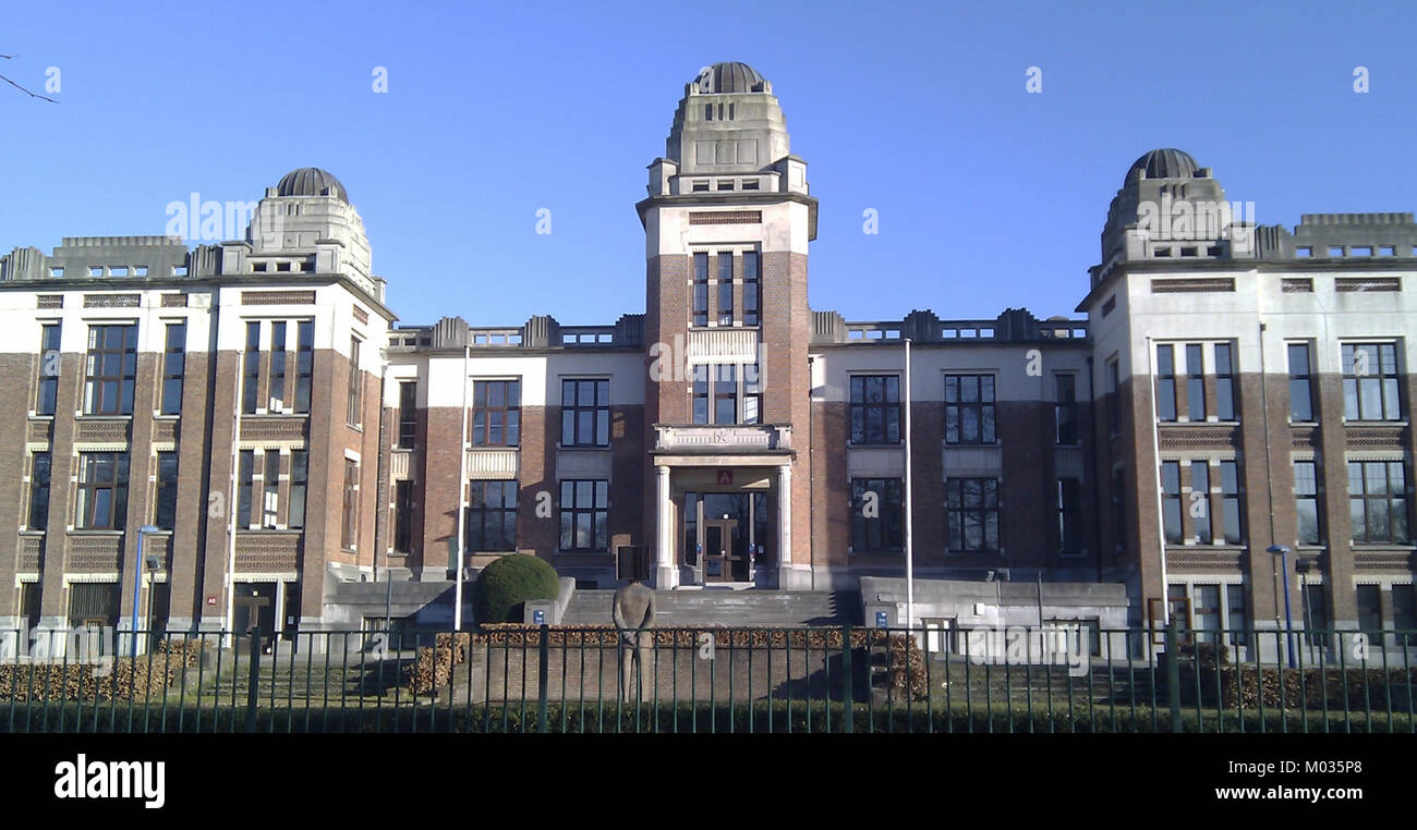 Der Campus Middelheim Building A ist Teil des Middelheim Museumskomplexes in Antwerpen, Belgien. Das Gebäude spielt eine Rolle in der Funktion des Museums als Raum für Ausstellungen moderner und zeitgenössischer Kunst. Stockfoto
