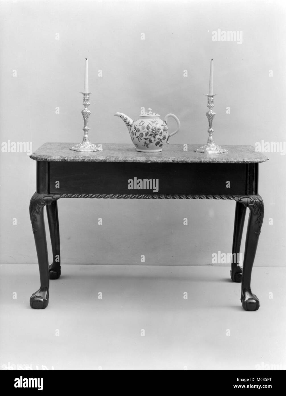 Der Kerzenleuchter in der MET-Kollektion ist ein gutes Beispiel für Kunstfertigkeit der Epoche. Er besticht durch sein kompliziertes Design und seine Details und ist somit ein bemerkenswertes Element der dekorativen Kunstkollektion der museumâ. Stockfoto