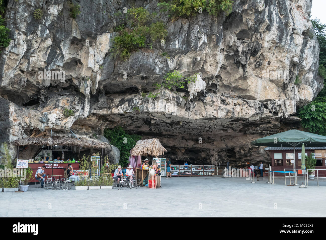 Ti Top Island, Vietnam-Nov 3,2017: Ti Top Insel liegt im Herzen von Halong Bucht. Stockfoto