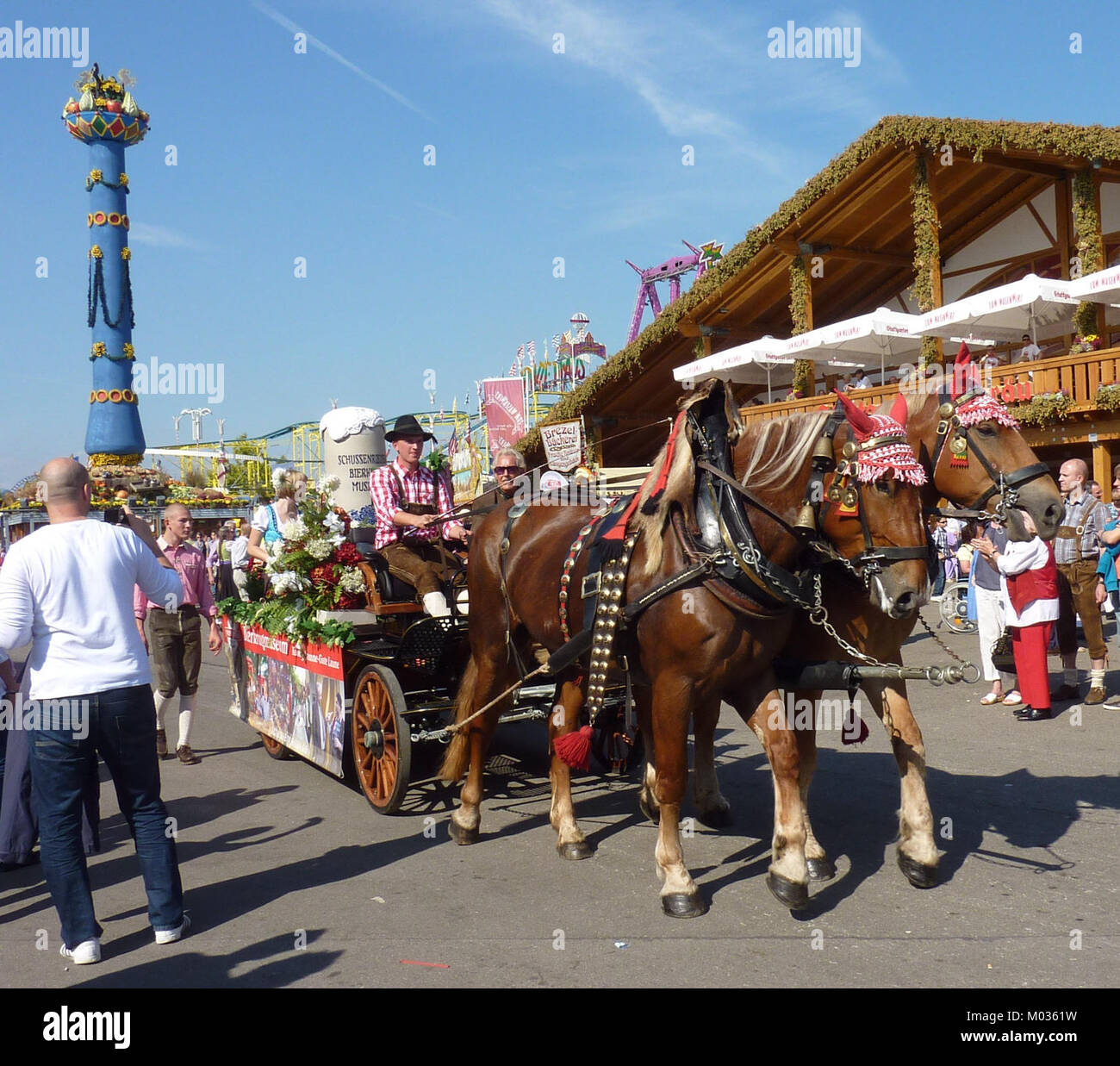 Das Cannstatter Volksfest 2011 in Deutschland zeigte eine Ausstellung im Schussenrieder Bierkrugmuseum, in der traditionelle Biersteine und lokale Bierkultur vorgestellt wurden. Das Festival ist eines der größten des Landes und feiert bayerische Traditionen und Handwerkskunst. Stockfoto