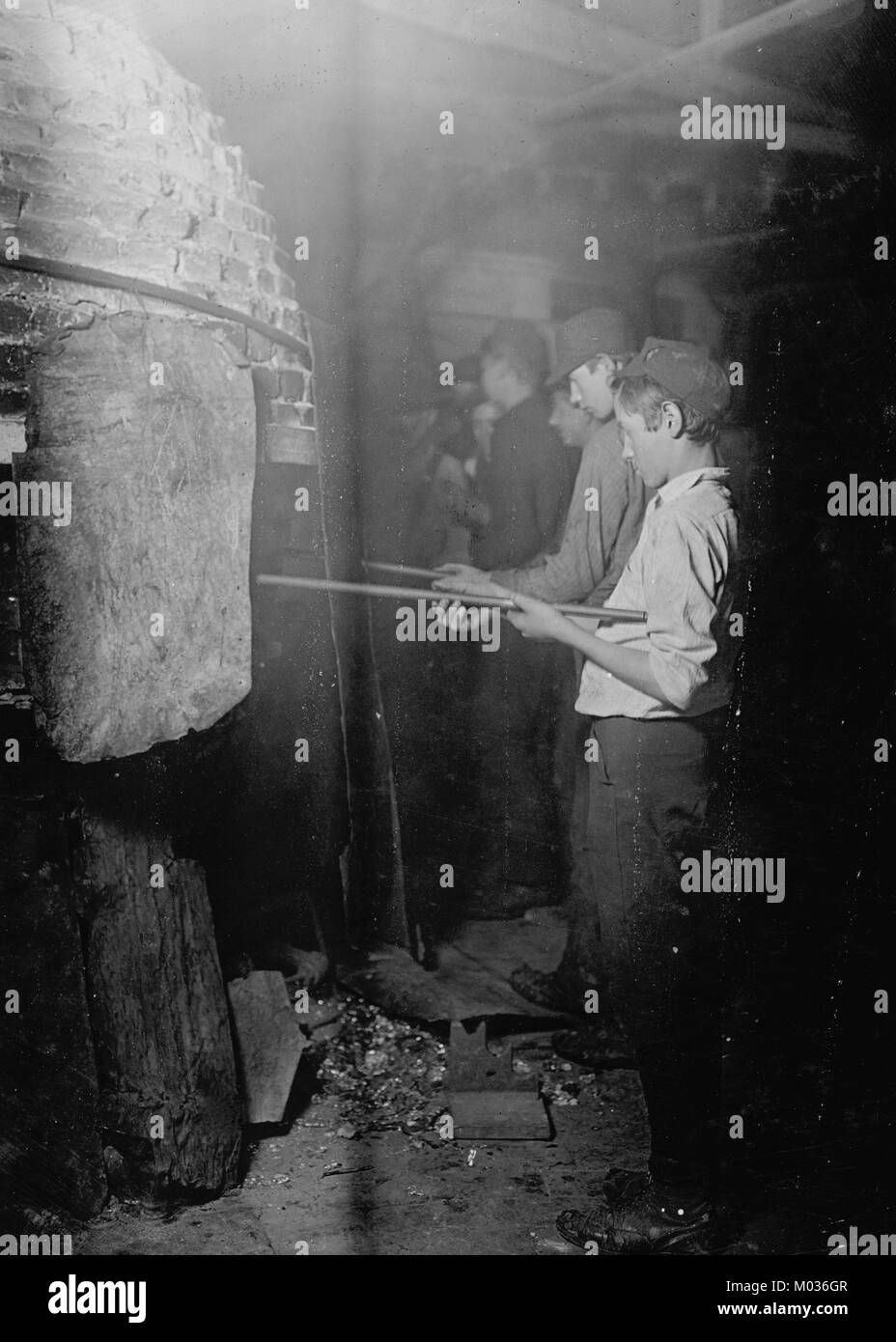 Mitternacht in einer Glashütte in Grafton, W. VA. Jungs am "Glory-Hole" wo Objekt aufgewärmt ist, vor dem Schlafengehen finisher Stockfoto