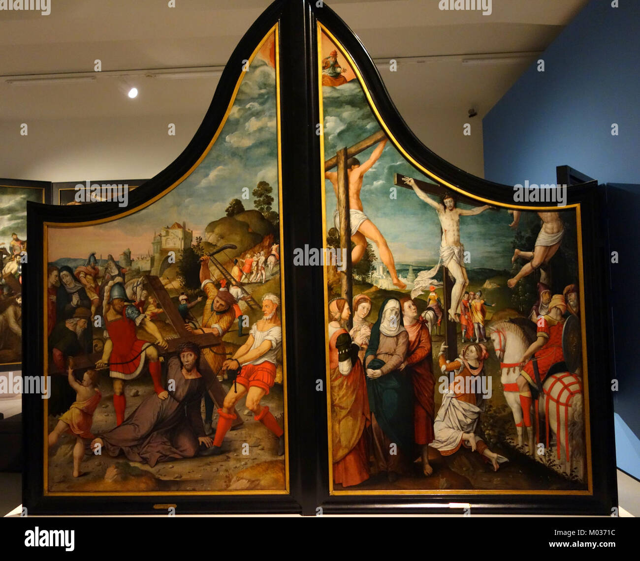 *Calvary*, gemalt vom Meister von Sint-Nicolaastriptiek in der ersten Hälfte des 16. Jahrhunderts, ist ein Schlüsselbeispiel für Kunst der frühen Renaissance. Dieses religiöse Kunstwerk im Museum M in Leuven, Belgien, zeigt die Kreuzigung Christi. Stockfoto