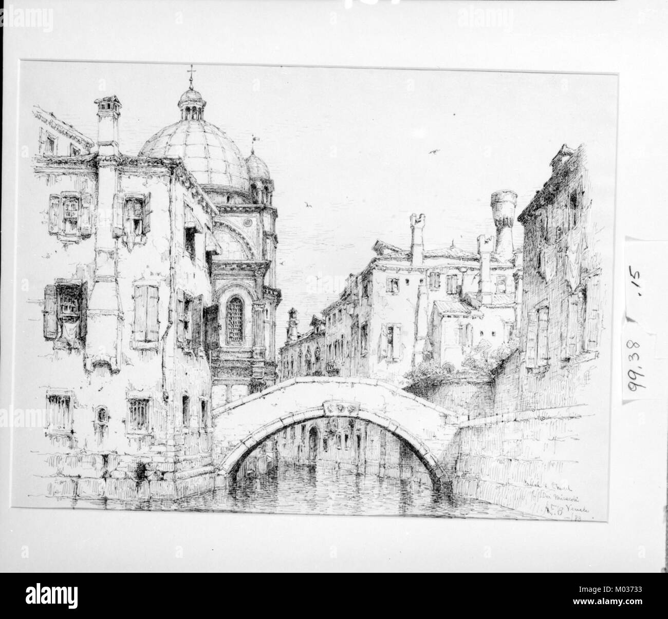 Der Kanal und die Kirche Santa Maria dei Miracoli in Venedig sind ein ikonisches Beispiel für Renaissance-Architektur, bekannt für ihre künstlerische Bedeutung und historischen Wert. Stockfoto