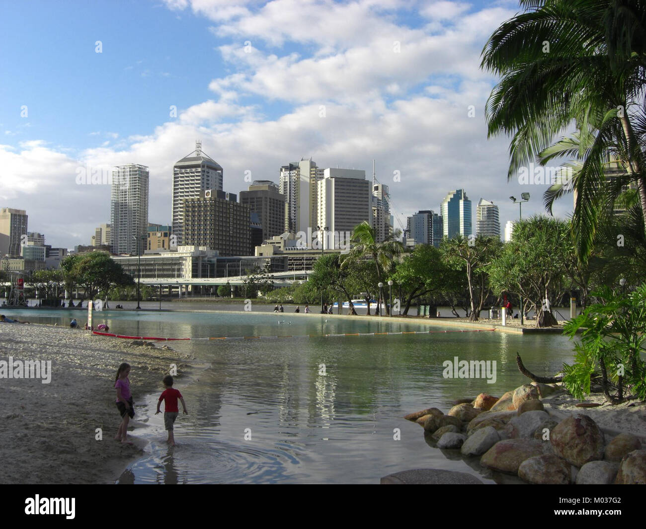Die Skyline von Brisbane bietet einen ikonischen Blick auf die australische Stadt, mit einer Mischung aus modernen Wolkenkratzern und historischen Gebäuden. Die Skyline ist ein Symbol für Brisbanes Wachstum und Entwicklung und spiegelt die moderne Identität der Stadt wider und bewahrt gleichzeitig ihre architektonische Geschichte. Es ist ein beliebtes Motiv für Fotografie und ein Schlüsselelement der Stadtlandschaft. Stockfoto