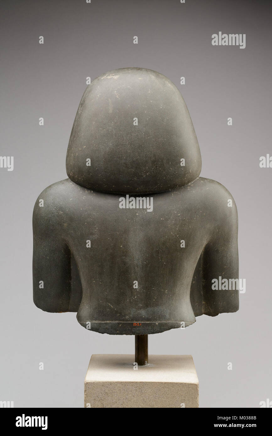 Diese Büste stellt eine offizielle, katalogisierte MET 2,1 in der Sammlung des Museums dar. Die Skulptur spiegelt die künstlerischen und kulturellen Werte ihrer Zeit wider und erfasst das Bild und die Bedeutung des Individuums, das sie repräsentiert. Solche Büsten wurden häufig für prominente Persönlichkeiten der Gesellschaft geschaffen. Stockfoto