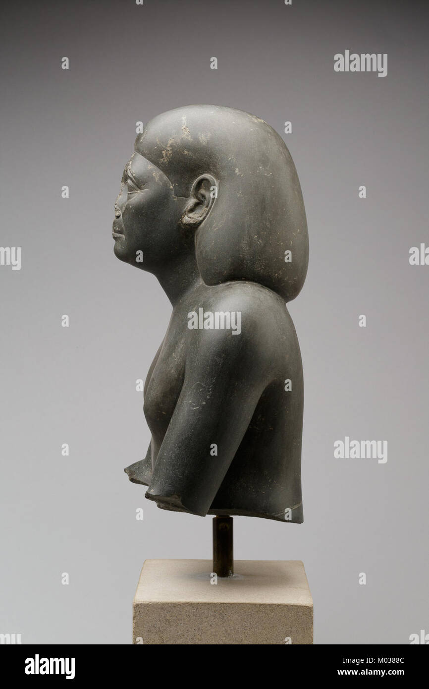 Diese Büste, die im Metropolitan Museum of Art gehalten wird, ist eine antike Darstellung eines Beamten. Die Skulptur spiegelt die Fähigkeit des Künstlers wider, die Merkmale und den Status des Motivs einzufangen und unterstreicht die kulturelle und historische Bedeutung des Werks. Stockfoto