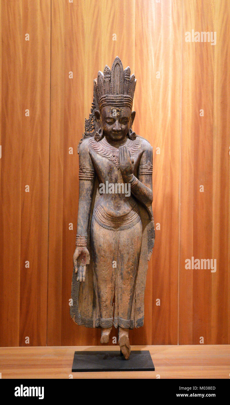 Eine Darstellung des Buddha aus Myanmar, die die Besonderheiten der burmesischen buddhistischen Kunst mit ihrem ruhigen Ausdruck und ihrer detaillierten Handwerkskunst zeigt. Stockfoto