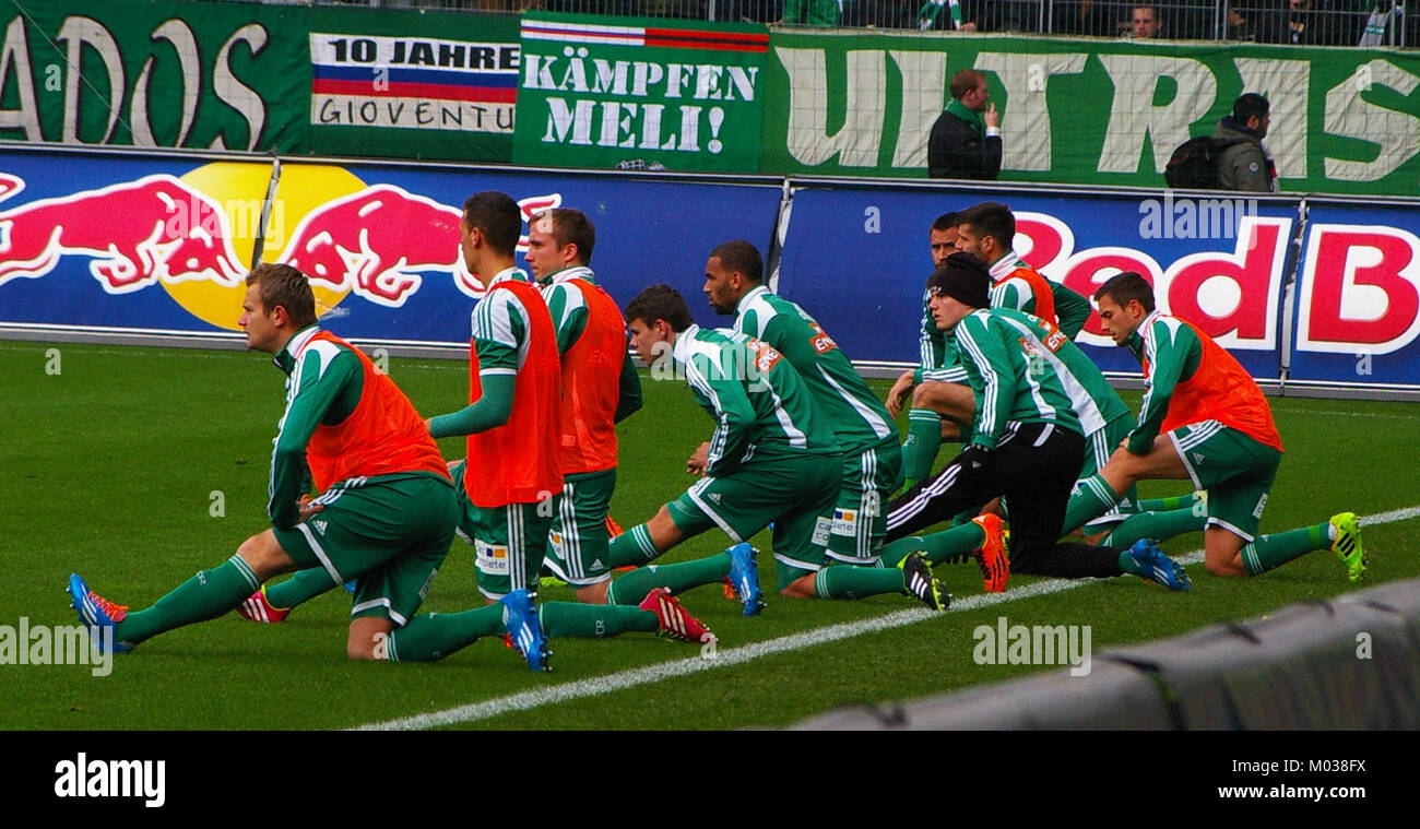 Ein Spiel zwischen dem FC Red Bull Salzburg und dem SK Rapid Wien in der Bundesliga mit zwei der bekanntesten Fußballvereine Österreichs. Das Spiel ist Teil des österreichischen Fußballliga-Wettbewerbs. Stockfoto
