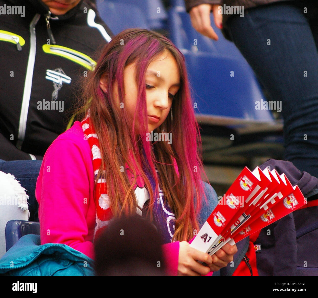 Dieses Bild zeigt ein Spiel zwischen dem FC Red Bull Salzburg und dem SK Rapid Wien in der Bundesliga und zeigt ein wichtiges Fußballevent in der österreichischen Fußballliga. Stockfoto