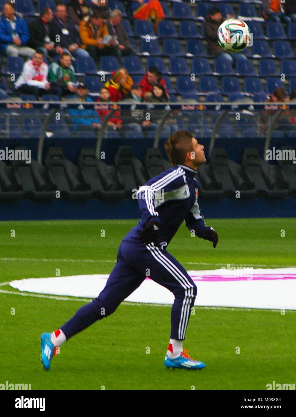 Dieses Bild stellt ein Spiel zwischen dem FC Red Bull Salzburg und dem SK Rapid Wien in der Bundesliga dar und zeigt die Leistung der Teams in der österreichischen Fußballliga. Stockfoto