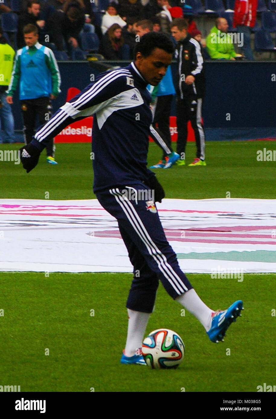 Dies bezieht sich auf ein Bundesliga-Fußballspiel zwischen dem FC Red Bull Salzburg und dem SK Rapid Wien, zwei prominenten Teams der österreichischen Fußballliga. Stockfoto