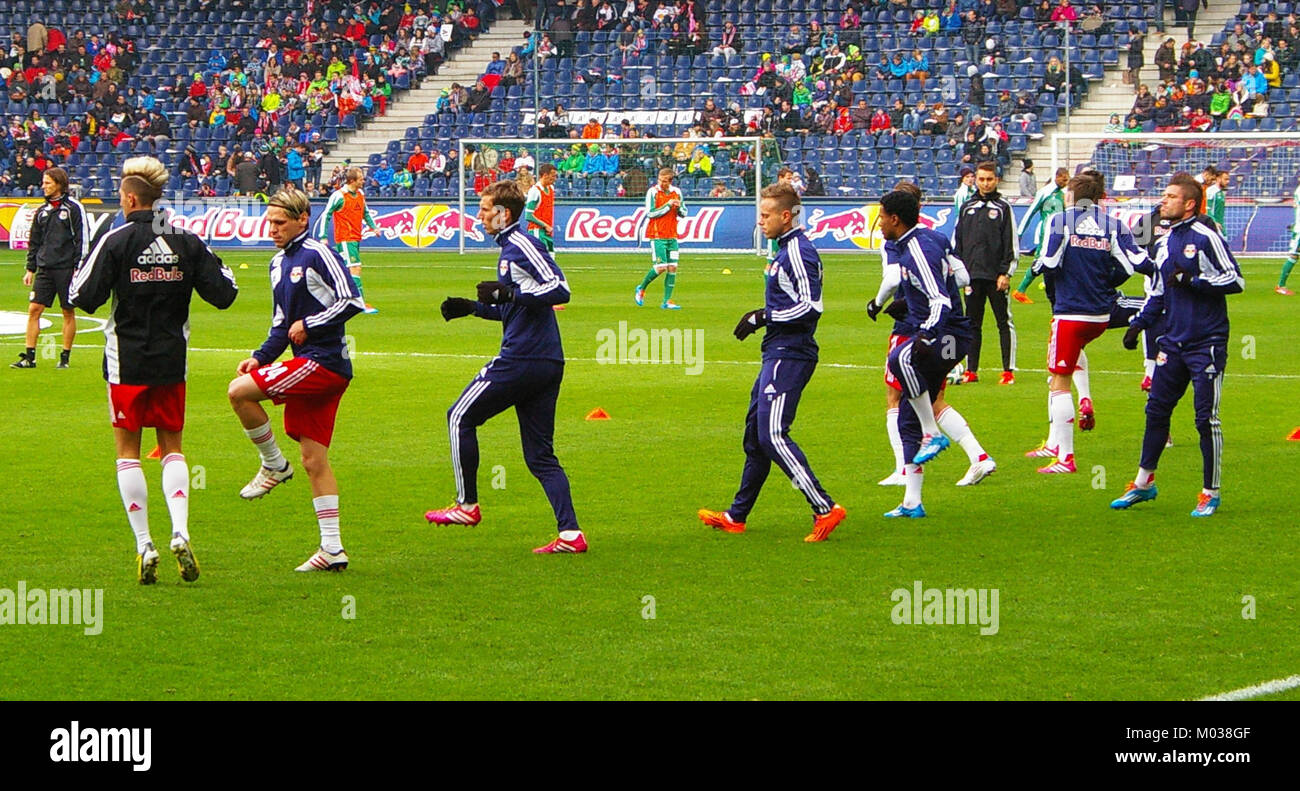Ein Bild aus einem Bundesliga-Spiel zwischen dem FC Red Bull Salzburg und dem SK Rapid Wien, das ein Fußballspiel zweier österreichischer Spitzenmannschaften zeigt. Stockfoto