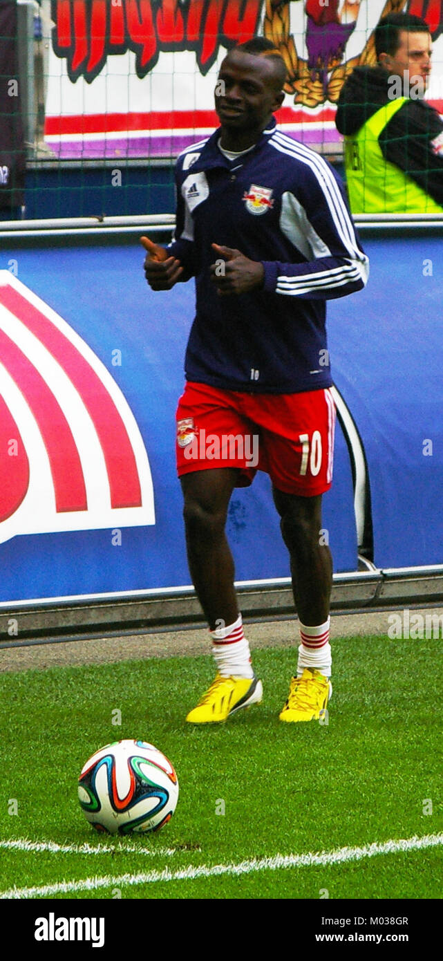 Dieses Bild zeigt das intensive Bundesliga-Spiel zwischen dem FC Red Bull Salzburg und SK Rapid Wien am 26. November. Das Spiel stellt die Rivalität zwischen zwei der besten Fußballvereine Österreichs dar. Stockfoto